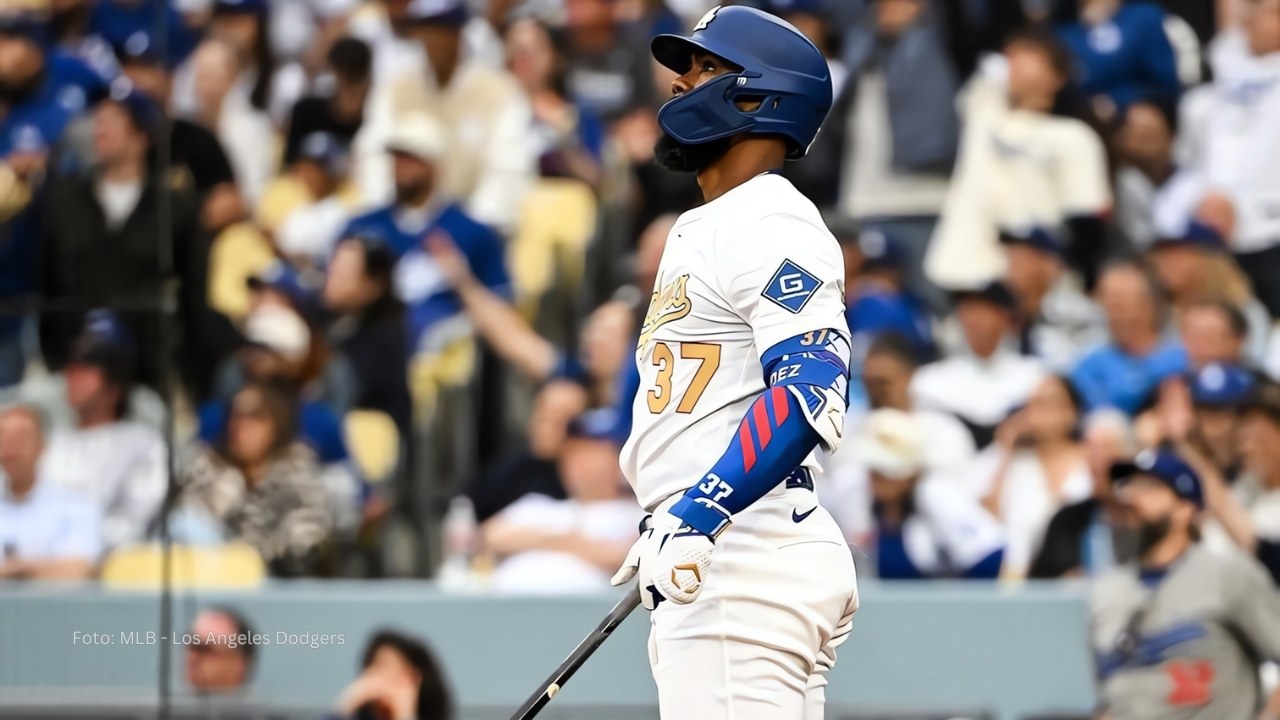 Teoscar Hernández observando su cuadrangular con Los Angeles Dodgers