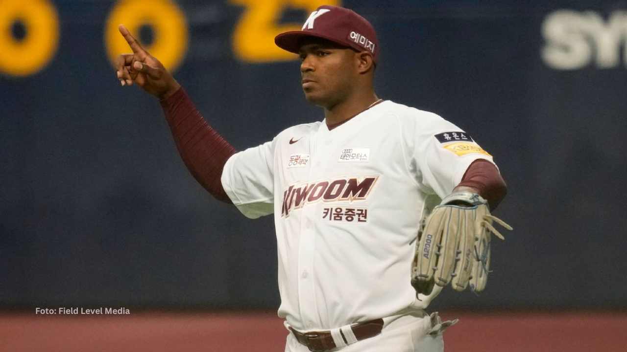 Yasiel Puig se fue viral con festival de fildeos en pretemporada KBO Yasiel Puig fildeando en Corea
