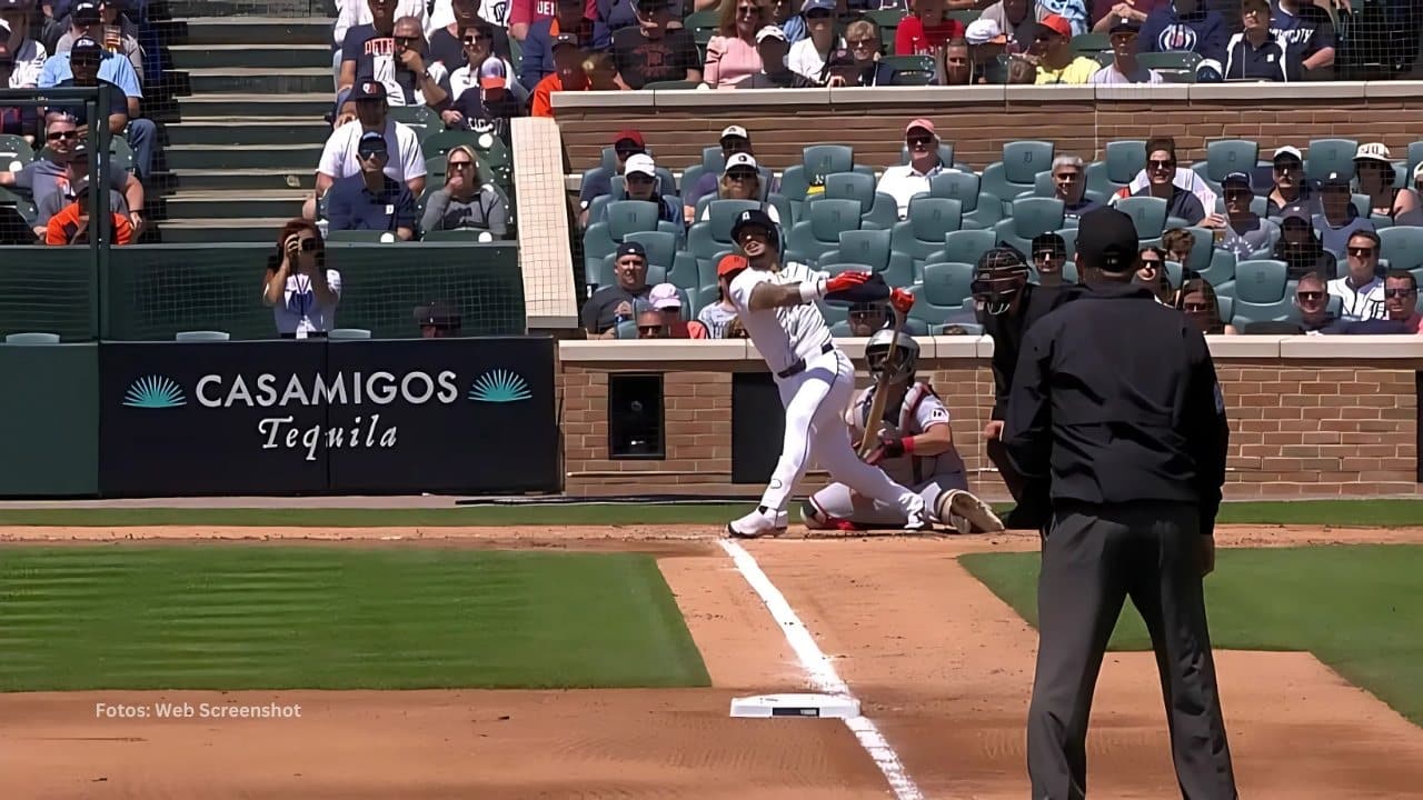 Javier Báez bateando con Detroit Tigers