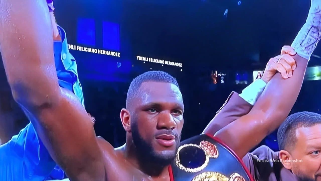 Boxeador cubano Yoenli Feliciano levantando las manos tras la victoria