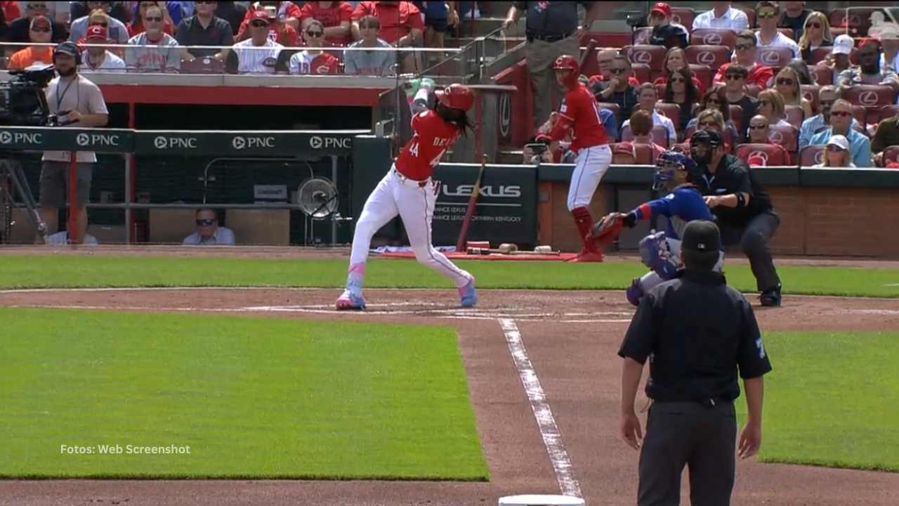 Elly De La Cruz dando su jonrón en Cincinnati