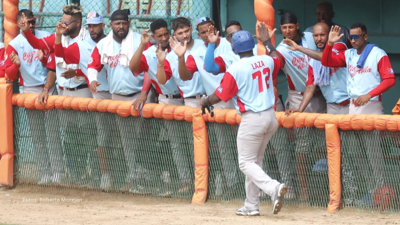 Jugadores de Ciego de Ávila celebrando una anotación en la final de la Liga Elite del Beisbol Cubano
