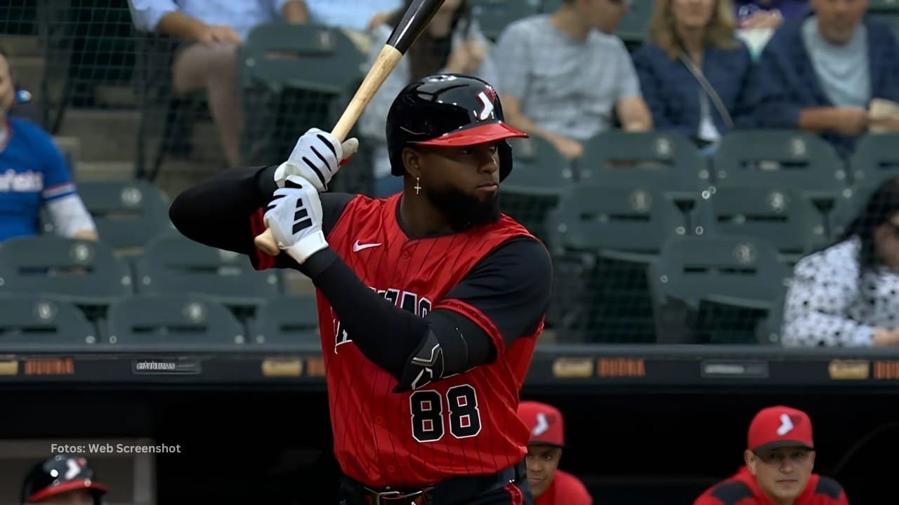 Luis Robert Jr. bateando con Chicago White Sox