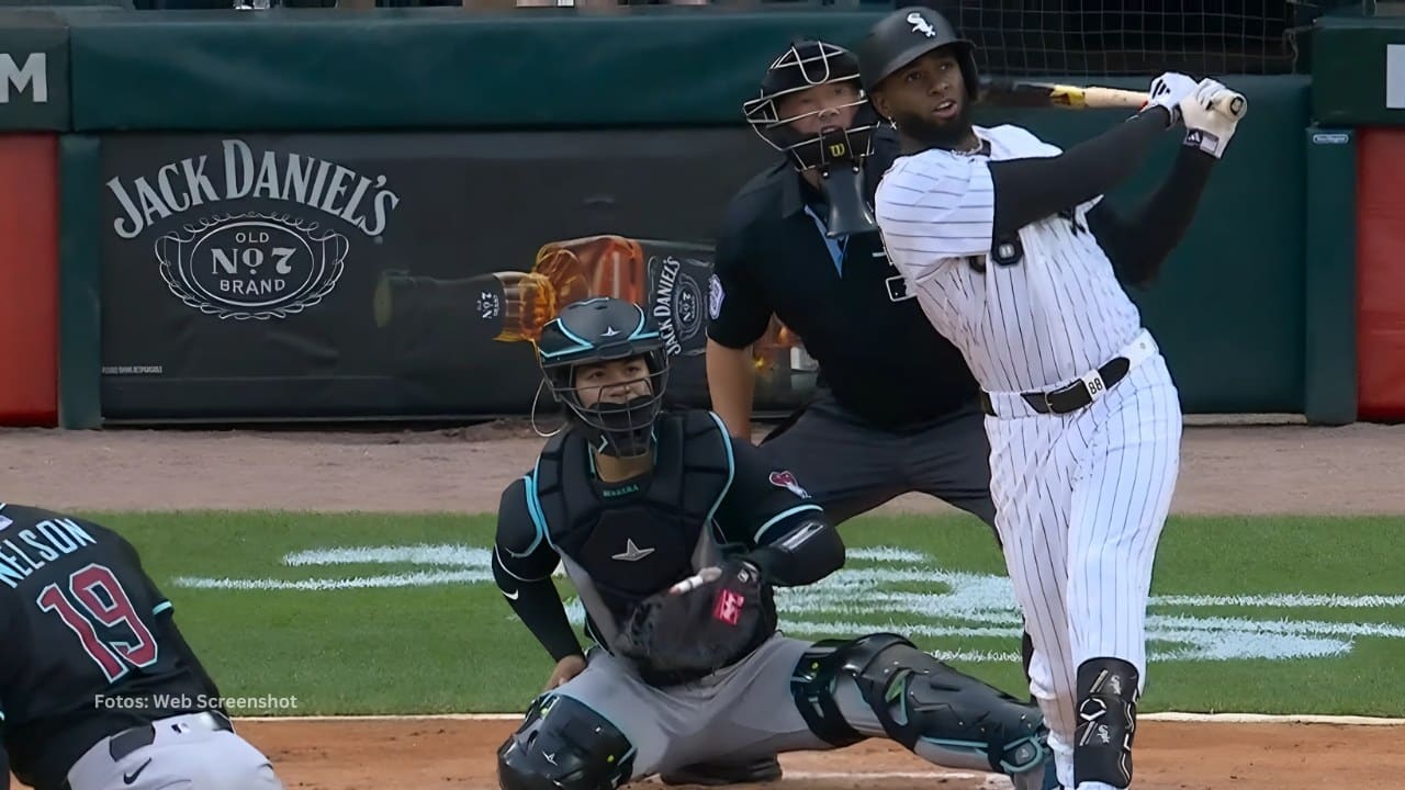 Luis Robert Jr. bateando con Chicago White Sox