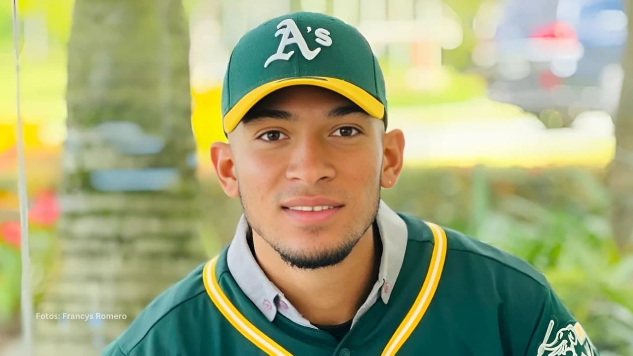 Prospecto cubano Yunior Tur con el uniforme de Athletics