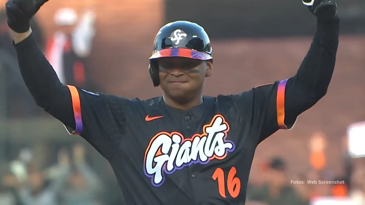 Rafael Devers celebra su primer batazo con el uniforme de San Francisco Giants