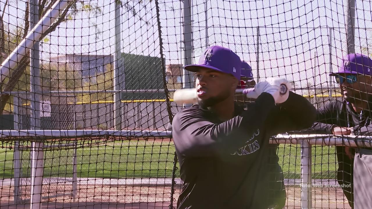 Yanquiel Fernández en una practica de bateo con Colorado Roockies