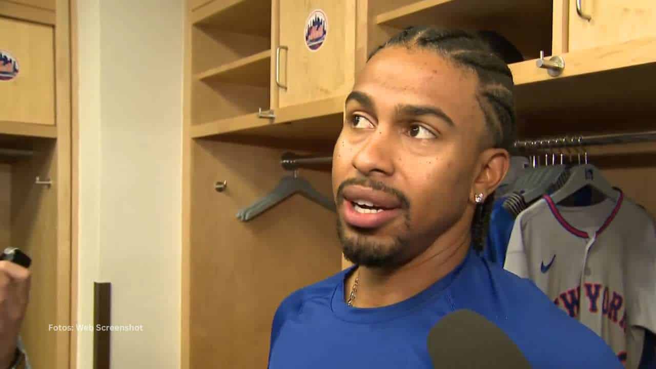 El pelotero puertorriqueño de New York Mets, Francisco Lindor, dando declaraciones